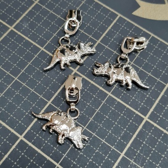 Triceratops Dinosaurier - Robuste Silberne Reißverschlusszupfer für #5 Endlosreißverschlüsse - Silver Zipper Pulls 5mm Reißverschlusswagen 