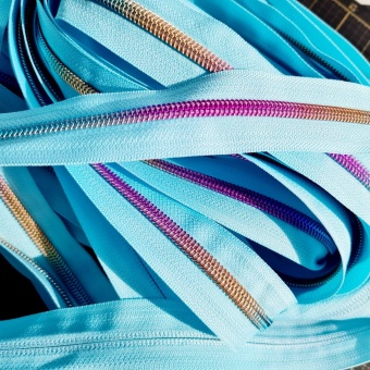METERWARE Strahlend Blauer Endlosreißverschluss - Rainbow Zipper mit Regenbogen Metalliczähnen No. 5 