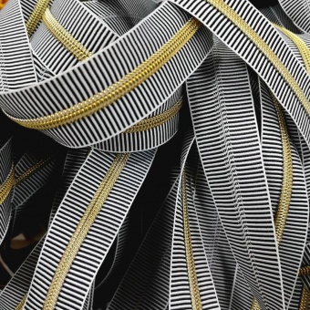 METERWARE Schwarz-Weiß gestreifter Endlosreißverschluss - Black & White Stripes Zipper mit Metalliczähnen in Goldoptik No. 5 