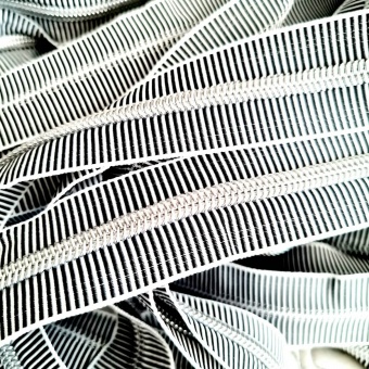 METERWARE Schwarz-Weiß gestreifter Endlosreißverschluss - Black & White Stripes Zipper mit Metalliczähnen in Silberoptik No. 5 