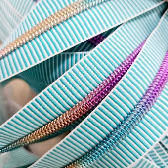 METERWARE Türkisblau-Weiß gestreifter Endlosreißverschluss mit Regenbogen-Zähnchen - Striped Zipper mit Regenbogen Metalliczähnen No. 5 