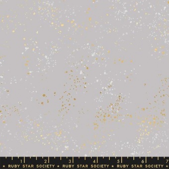 Speckled Dove - Hellgrauer Ruby Star Society Basicstoff - Rashida Coleman Hale Designerstoff mit Metallic Akzenten 