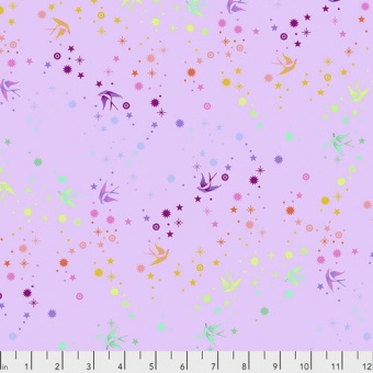 Lavender Fairy Dust Sternchenstoff mit Schwalben - True Colors Tula Pink Basicstoffe - FreeSpirit Patchworkstoffe 
