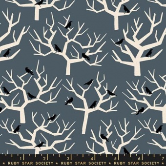 The Birds Spooky Trees "Tiny Frights" - Ruby Star Society Designerstoff - Halloweenstoff mit Raben & Bäumen 