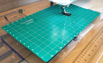 Sew Steady 12in x 20 in Grid Glider - Türkise Antihaft-Quiltmatte mit Raster 