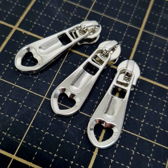 Robuste Herz Reißverschlusszupfer für #5 Endlosreißverschlüsse - Silver Heart Embossed Zipper Pulls 5mm - Silberner Reißverschlusswagen 
